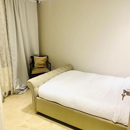 Large Self-Contained Cozy Studio ลอนดอน ภายนอก รูปภาพ