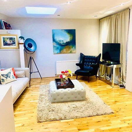 Large Self-Contained Cozy Studio ลอนดอน ภายนอก รูปภาพ