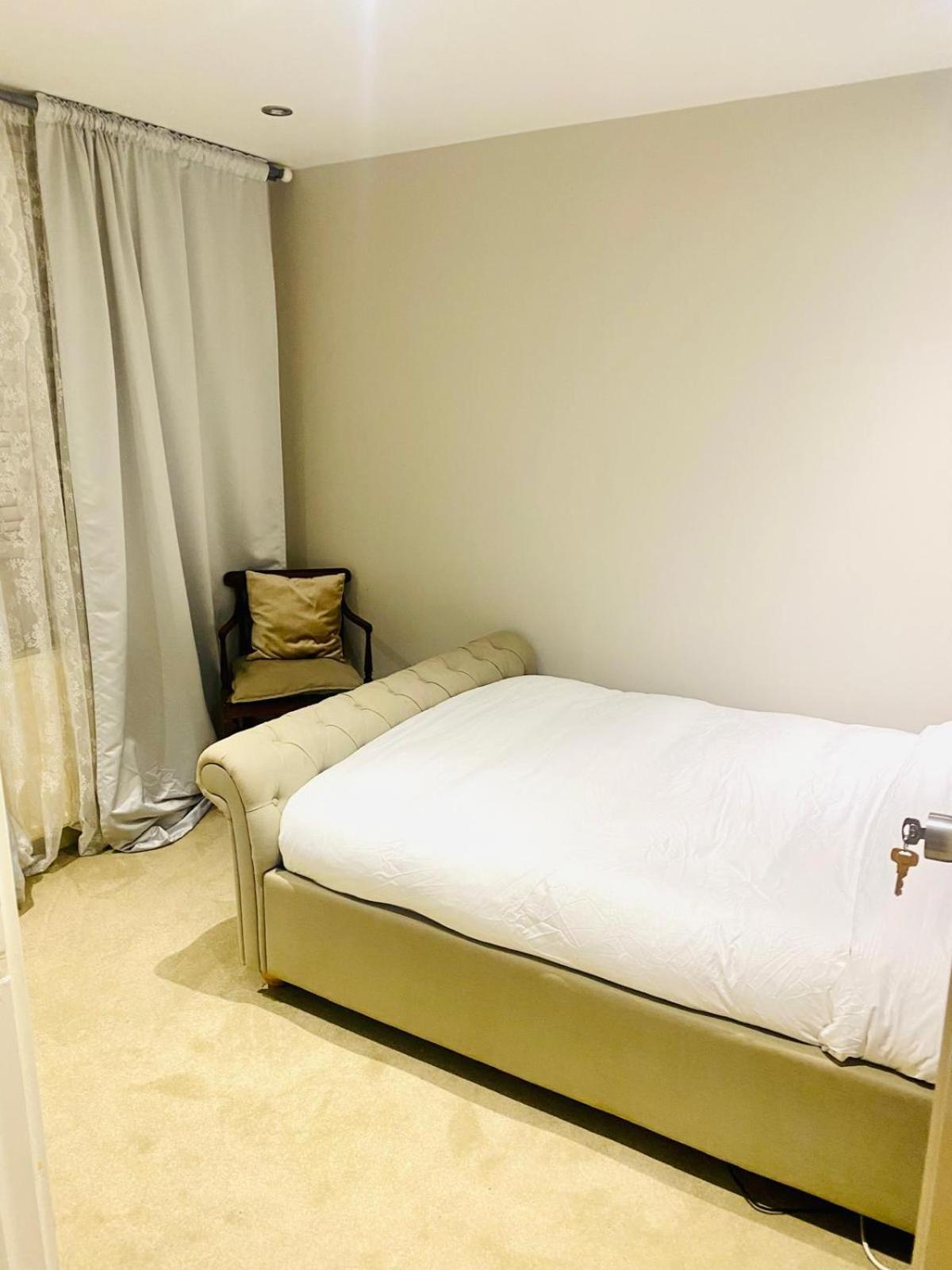 Large Self-Contained Cozy Studio ลอนดอน ภายนอก รูปภาพ