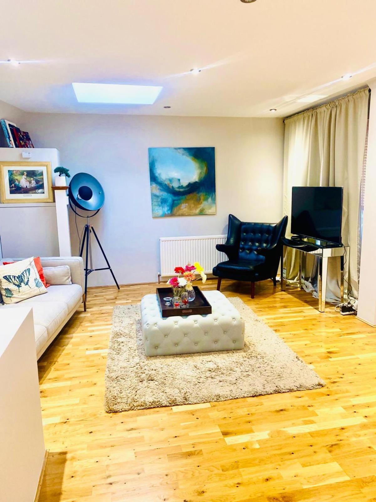 Large Self-Contained Cozy Studio ลอนดอน ภายนอก รูปภาพ